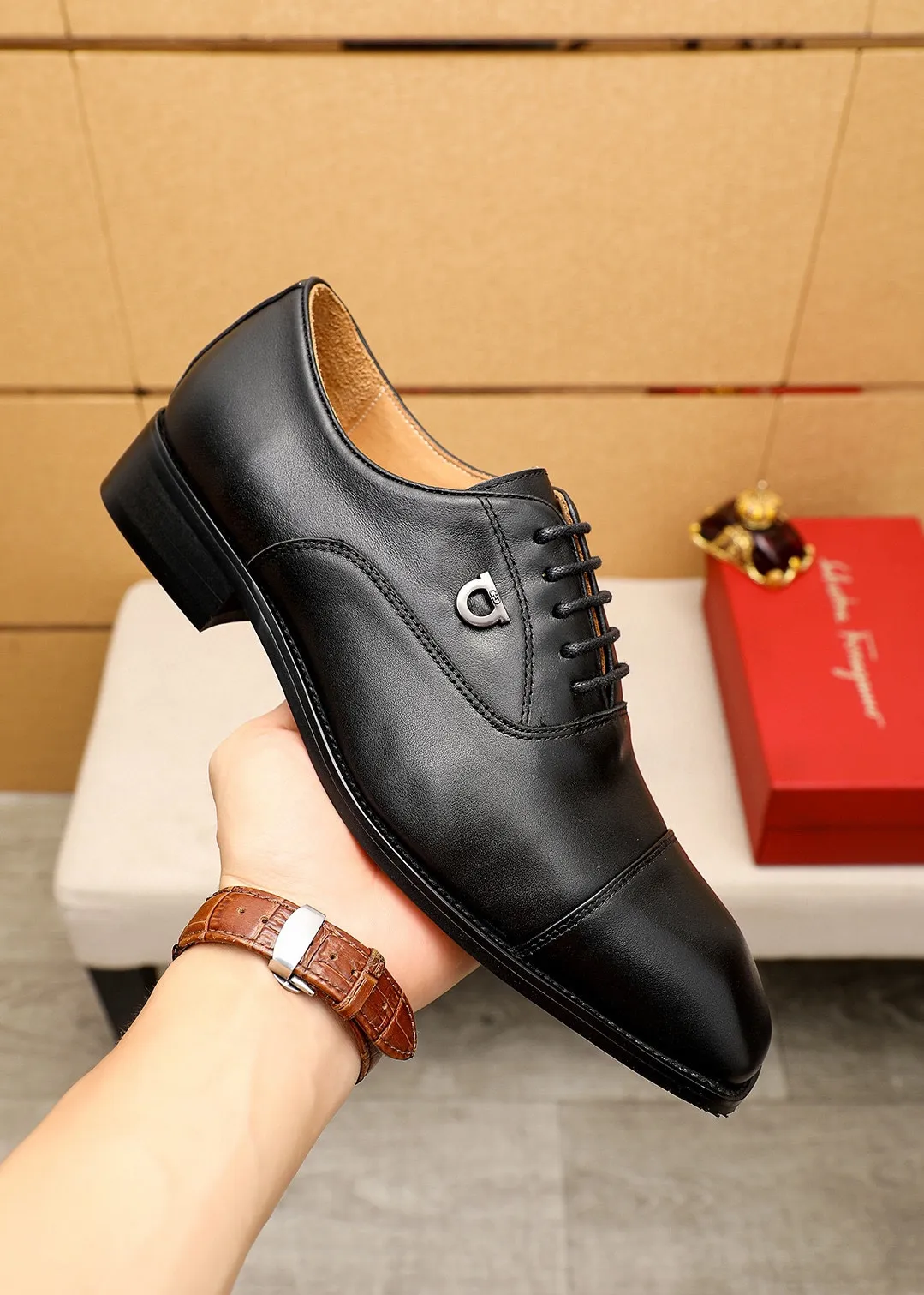Men's shoes 💰480 💐 Product trademark: Ferragamo "Ferragamo" business leather shoes Regular size: 38-44 (45.46🉑️customized) Product materials: Selected imported calfskin upper, imported water-dyed cowhide leather lining. Strong three-dimensional visual effect, rubber outsole Color: 2⃣️colors available